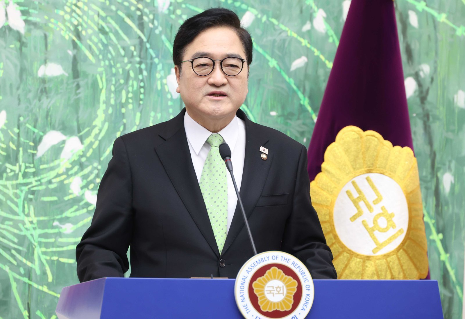 우원식 국회의장이 10일 오전 서울 여의도 국회의장 접견실에서 열린 개헌 관련 긴급 기자회견에서 발언을 하고 있다. 우 국회의장은  “계엄 국회통제 강화, 5·18정신 전문수록, 지방균형발전 등을 개헌에 담아야 한다”고 밝혔다. 2026.03.10 뉴시스