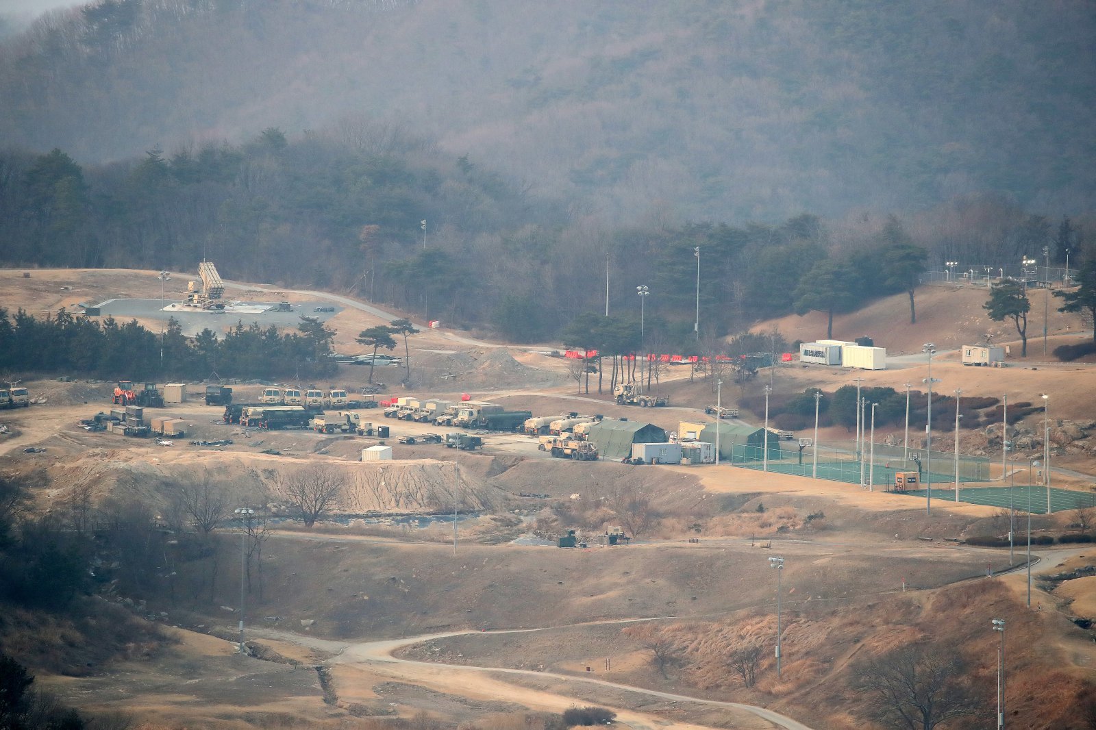 미국 언론이 한국에 배치된 사드(THAAD·고고도 미사일 방어체계) 일부가 중동으로 이동 중이라는 보도가 나온 10일 오후 경북 성주군 주한미군 사드 기지 모습. 발사대가 하늘을 향해 세워진 채 기지에는 적막이 흐르고 있다. 2026.3.10  뉴스1