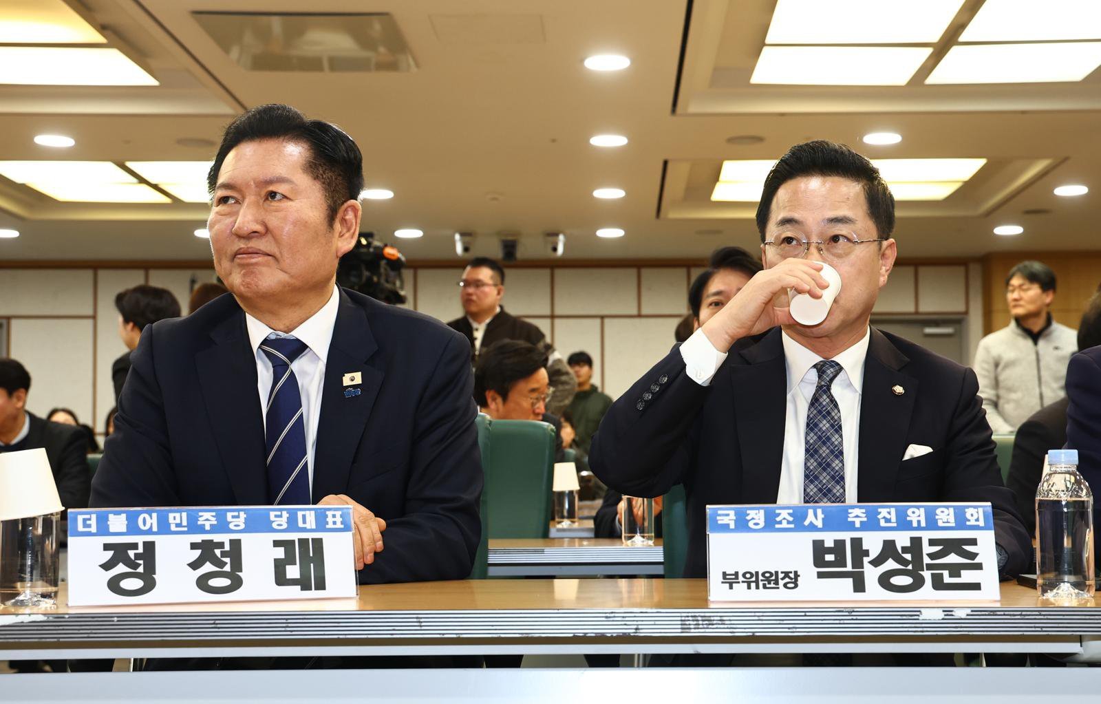 박성준 더불어민주당 국정조사추진위 부위원장이 9일 오전 서울 여의도 국회 의원회관에서 열린 조작기소 진상규명 및 공소취소를 위한 국정조사 추진 정책토론회에서 물을 마시고 있다. 왼쪽은 정청래 대표. 2026.03.09 뉴시스