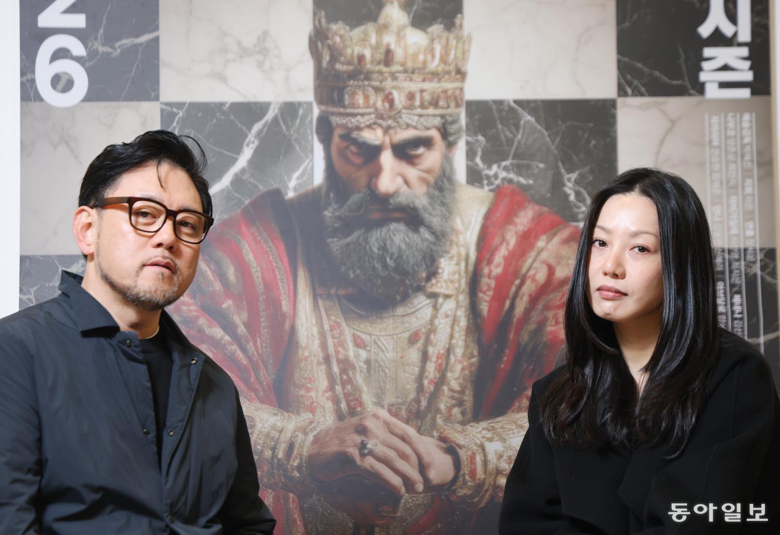 9일 서울 종로구 세종문화회관에서 만난 오페라 ‘나부코’에 등장하는 양준모 성악가와 장서문 연출은 “서로 다른 이데올로기를 가진 인간의 갈등을 강렬한 드라마적 연출로 그려냈다”고 했다. 신원건 기자 laputa@donga.com