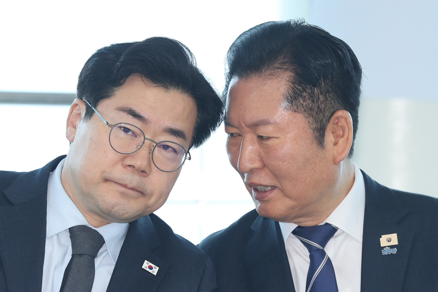 정청래 더불어민주당 대표와 인천시장 후보로 공천된 박찬대 의원이 11일 인천 강화군 강화평화전망대에서 열린 현장 최고위원회의에서 발언하고 있다. 2026.3.11 뉴스1