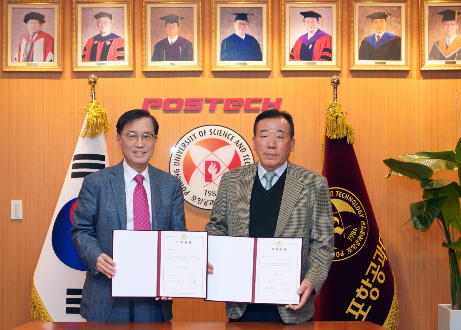 경북 포항에서 아파트 환경미화원으로 일하는 조열래 씨(73)가 “인재 양성에 써 달라”며 포스텍에 1억 원을 기부했다. 포스텍 제공
