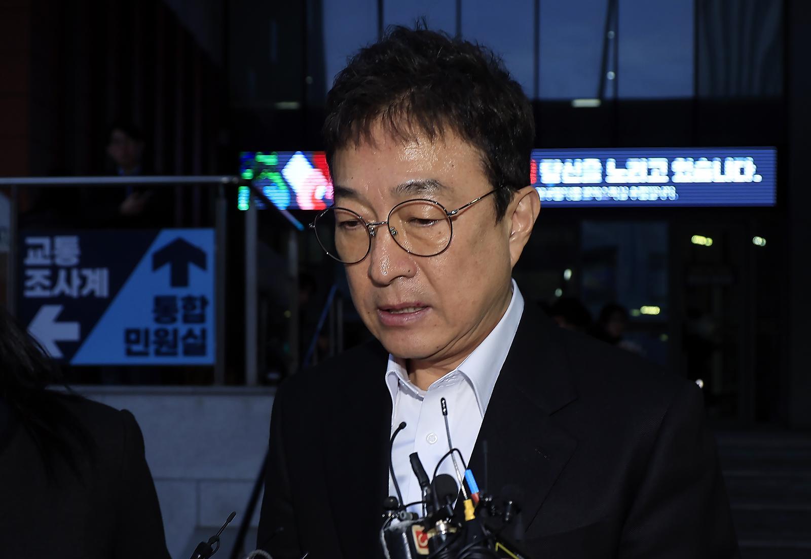 음주운전을 시인한 배우 이재룡이 10일 오후 서울 강남경찰서 교통조사계에서 피의자 신분으로 조사를 받고 나와 취재진의 질문공세를 받으며 대기하는 차량으로 향하고 있다.  2026.3.10 뉴스1