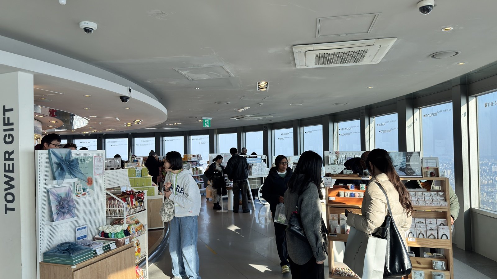 ‘애프터눈 티 세트’에는 N서울타워 전망대 입장권도 포함돼 있어 전후로 데이트를 즐길 수 있다. 전망대 입장 대기줄은 주말 기준 약 1시간에 달하는데, 이보다 짧은 곳으로 입장할 수 있어 효율적이기도 하다. 윤우열 기자 cloudancer@donga.com