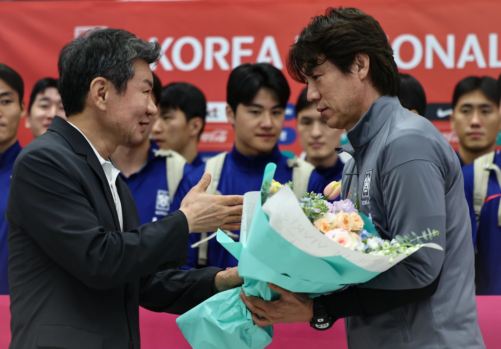 정몽규 대한축구협회장(왼쪽)과 홍명보 감독. 뉴스1
