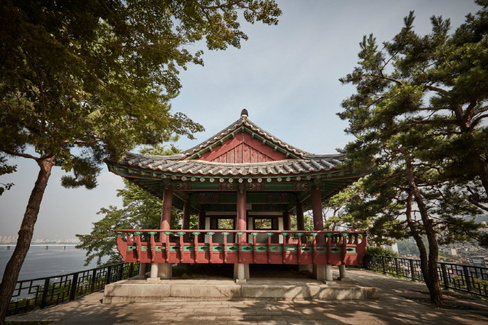 명수대 내 효사정. 조선 세종 때 우의정 노한이 세운 정자를 1993년에 복원했다. 복원 전 이 자리에 한강신사가 있었다. 사진 출처 한국관광공사
