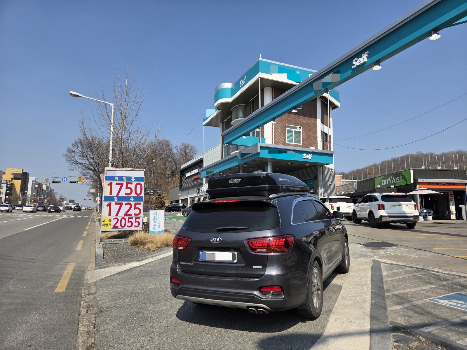 지난 10일 오후 1시 30분께 전북 전주시 완산구의 한 주유소에 주유하려는 차량이 몰려들고 있다. 2026.3.10 뉴스1
