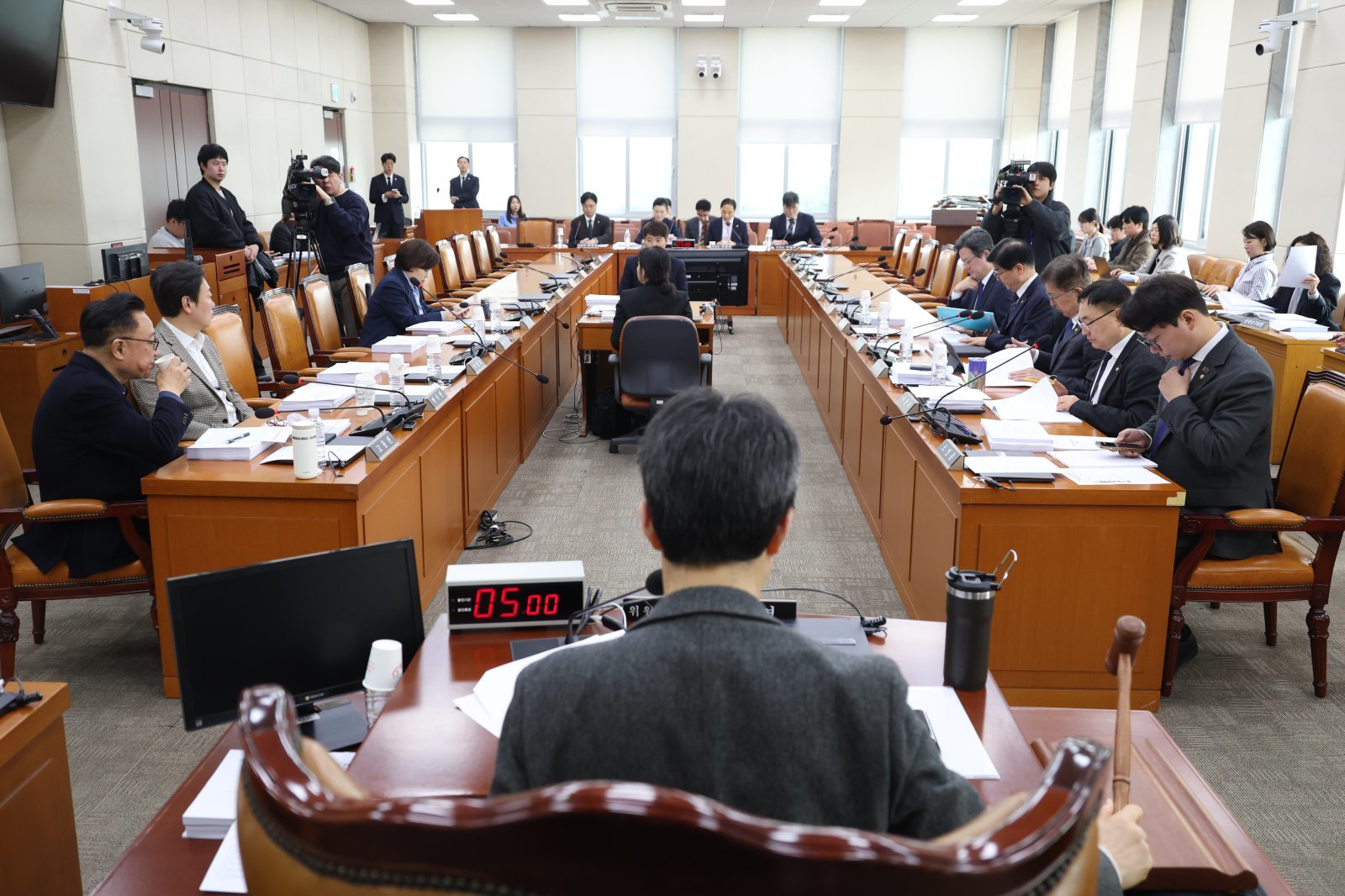 윤건영 국회 행안위 법안심사제1소위원장이 11일 오전 서울 여의도 국회 행정안전위원회 법안심사제1소위원회에서 열린 중대범죄수사청법 전문가 공청회에서 의사봉을 두드리고 있다. 2026.03.11 뉴시스
