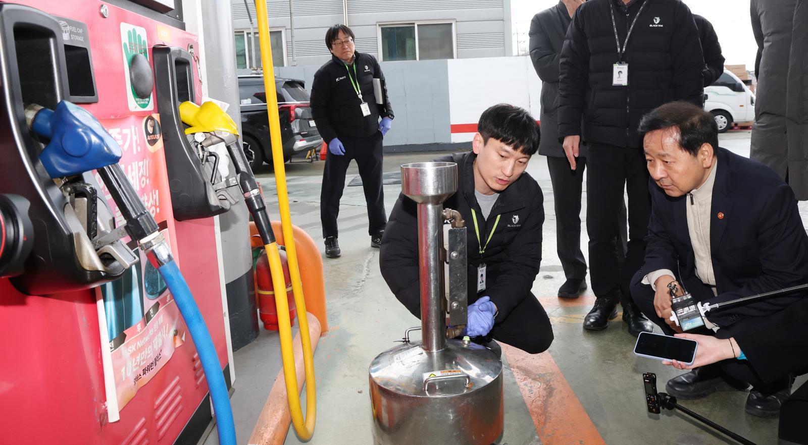 구윤철 부총리 겸 재정경제부 장관이 6일 오후 대전 유성구 주유소를 방문해 한국석유관리원 관계자들의 품질관리 점검 과정을 살펴보며 국제유가 상승 국면을 틈탄 가격 담합이나 매점매석 등 불법 행위 등에 대한 정부의 적극대응 현장점검을 하고 있다. 뉴스1