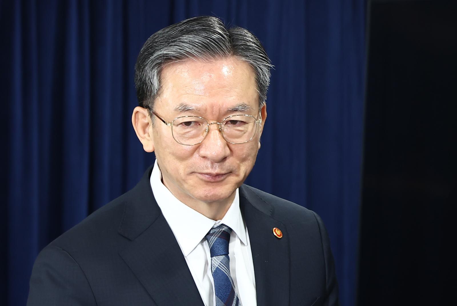 정성호 법무부 장관이 23일 서울 종로구 정부서울청사에서 정부가 미국계 사모펀드 엘리엇을 상대로 한 국제투자분쟁(ISDS) 사건 중재 판정의 영국 법원 취소소송에서 승소한 것과 관련한 브리핑을 하기 위해 입장하고 있다. 뉴스1