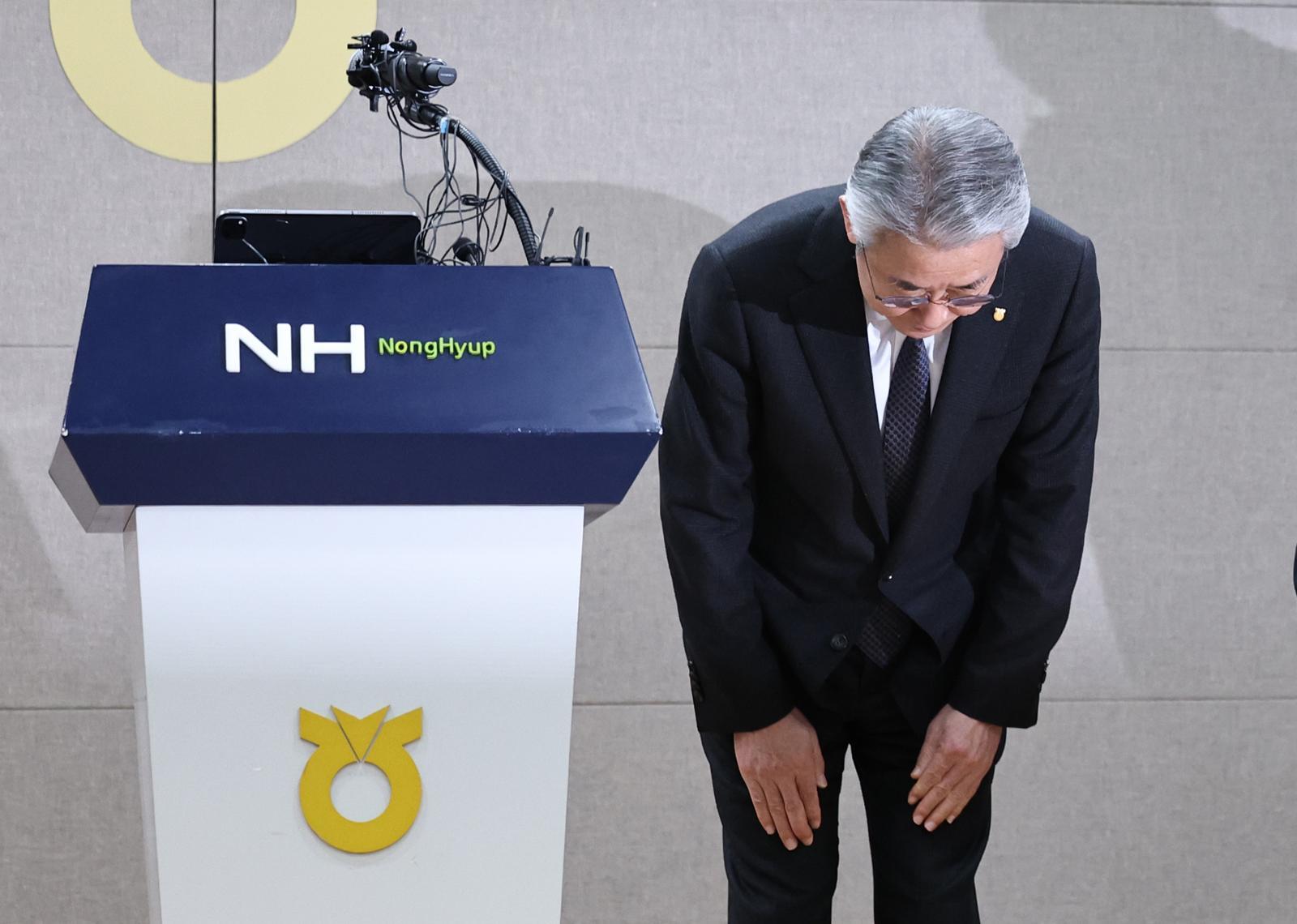 강호동 농협중앙회장이 13일 오전 서울 중구 농협중앙회 본관에서 농림축산식품부가 지난 8일 발표한 농협중앙회에 대한 특별감사 중간 결과와 관련해 대국민 사과 인사를 하고 있다. 2026.1.13/뉴스1