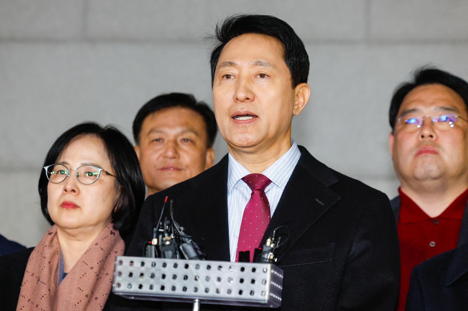 오세훈 서울시장이 9일 저녁 서울 중구의 한 식당에서 국민의힘 소속 구청장 및 시의원들과 만찬을 마친 뒤 국민의힘 결의문 채택에 관한 입장을 발표하고 있다.  2026.3.9/뉴스1