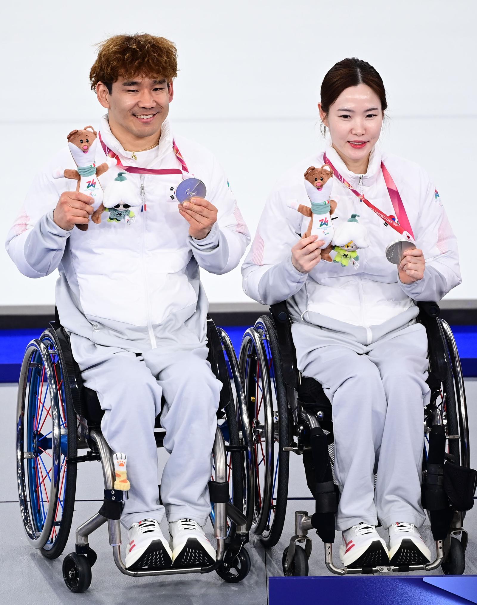 휠체어컬링 믹스더블 세계 1위 한국의 백혜진-이용석 조가 겨울패럴림픽(장애인올림픽)에서 16년 만이자 사상 두 번째 메달인 은메달을 차지한 뒤 메달과 함께 카메라 앞에 섰다. 대표팀을 지휘한 박길우 감독은 선수로 뛰었던 2010년 밴쿠버 대회에 이어 지도자로 활약한 이번 대회에서도 메달을 목에 걸었다. 대한장애인체육회 제공