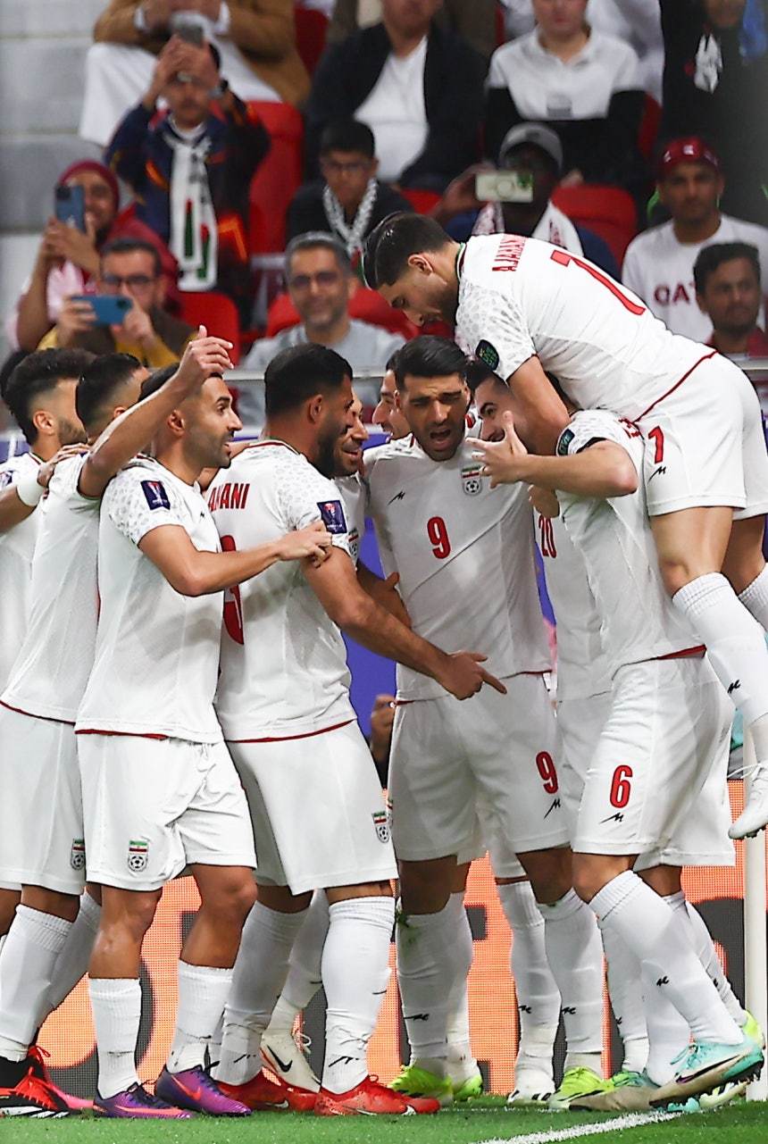 2024년 2월 카타르 도하 알투마마 스타디움에서 열린 아시아축구연맹(AFC) 2023 카타르 아시안컵 4강전 이란 대 카타르의 경기, 전반 이란 아즈문이 오버헤드킥 선취골을 넣고 기뻐히고 있다. 도하(카타르)=뉴시스