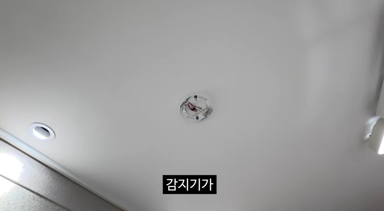유튜버 김선태가 사무실을 점검하던 중 화재경보 감지기가 고장난 것을 확인하는 장면. 김선태 유튜브 캡처