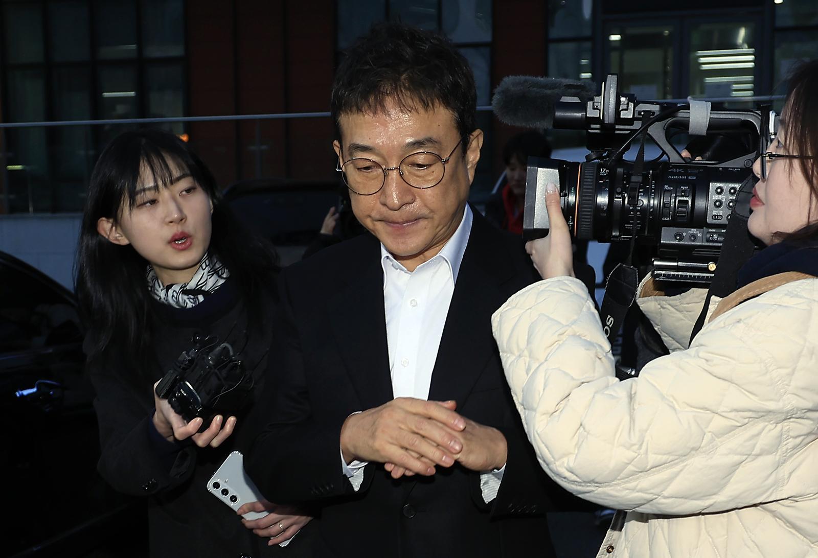 음주운전을 시인한 배우 이재룡이 10일 오후 서울 강남경찰서 교통조사계에서 피의자 신분으로 조사를 받고 나와 차량으로 이동하고 있다. 뉴스1