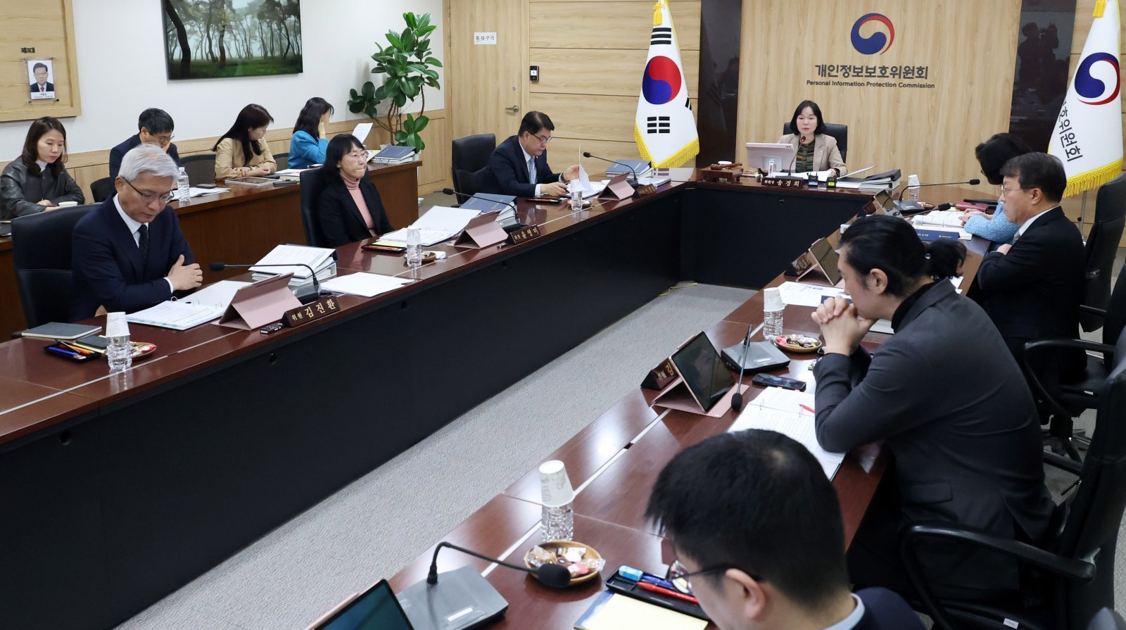 송경희 개인정보보호위원회 위원장이 11일 오후 서울 종로구 정부서울청사에서 열린 개인정보보호위원회 전체회의를 주재하고 있다. 2026.03.11. [서울=뉴시스]