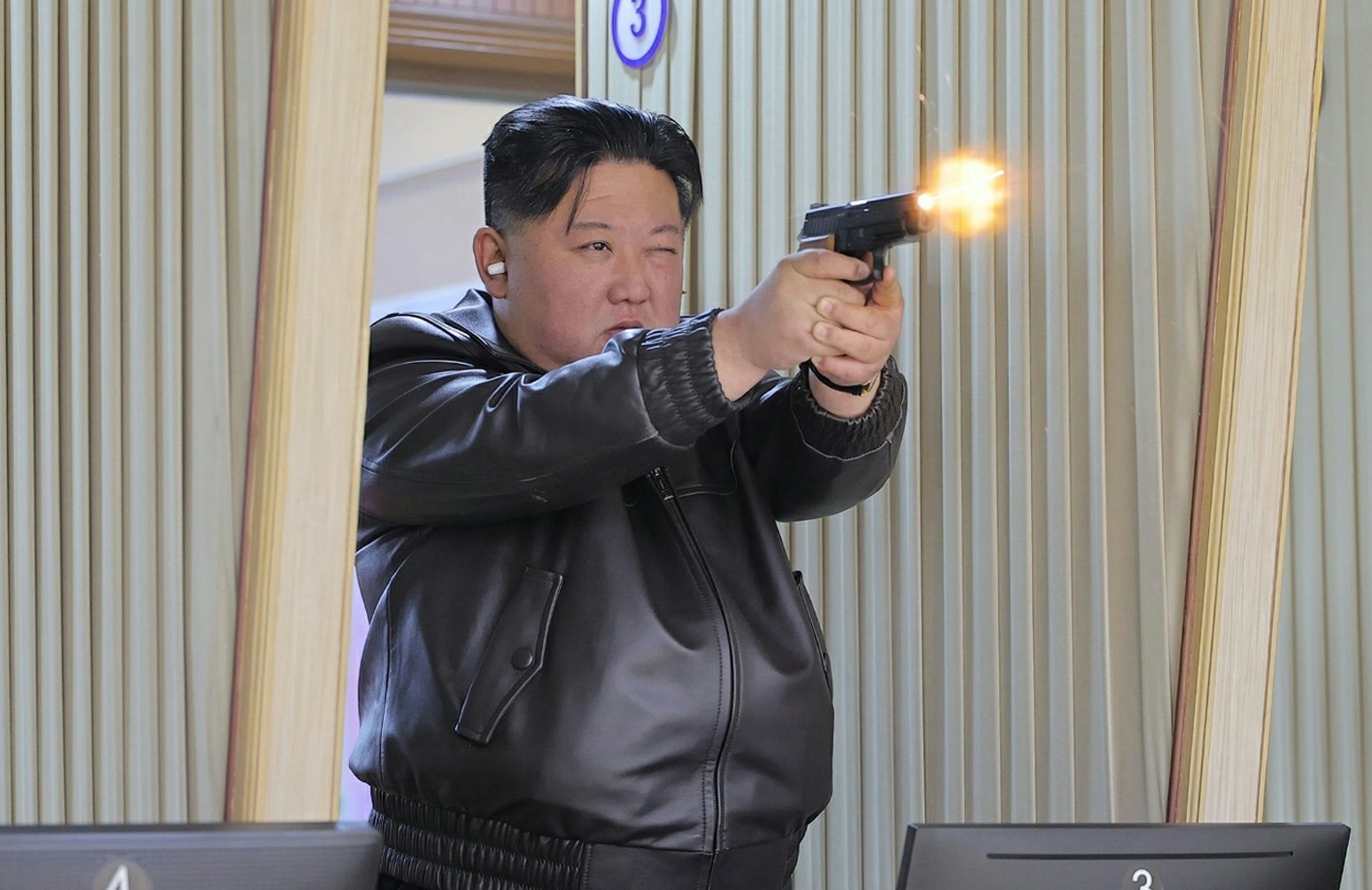 북한 노동당 기관지 노동신문은 12일 “김정은 동지께서 11일 제2경제위원회 산하 중요 군수공장을 현지지도하면서 군수 생산 실태를 료해(점검)했다”고 보도했다. 평양 노동신문=뉴스1