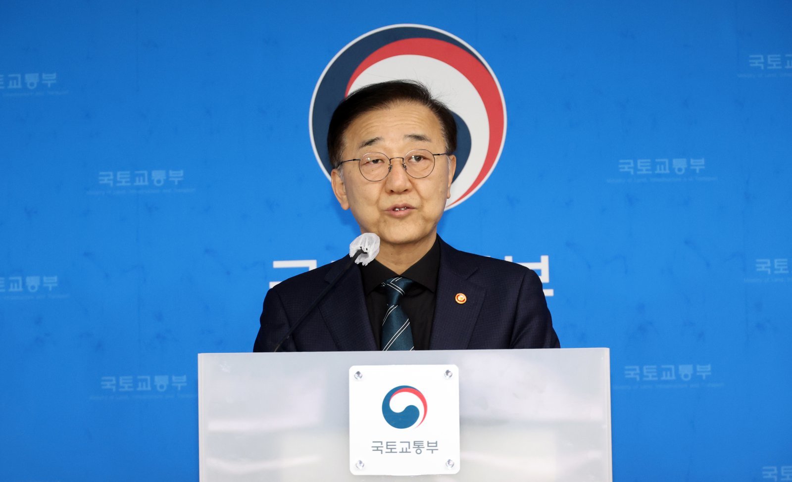 김윤덕 국토교통부 장관이 9일 세종시 정부세종청사에서 최근 무안공항 항공기 잔해물 추가 조사 과정에서 희생자들의 유해와 유류품이 추가로 발견되고 있다며 유가족과 국민들께 사과한다고 밝히고 있다. 2026.03.09. [세종=뉴시스]