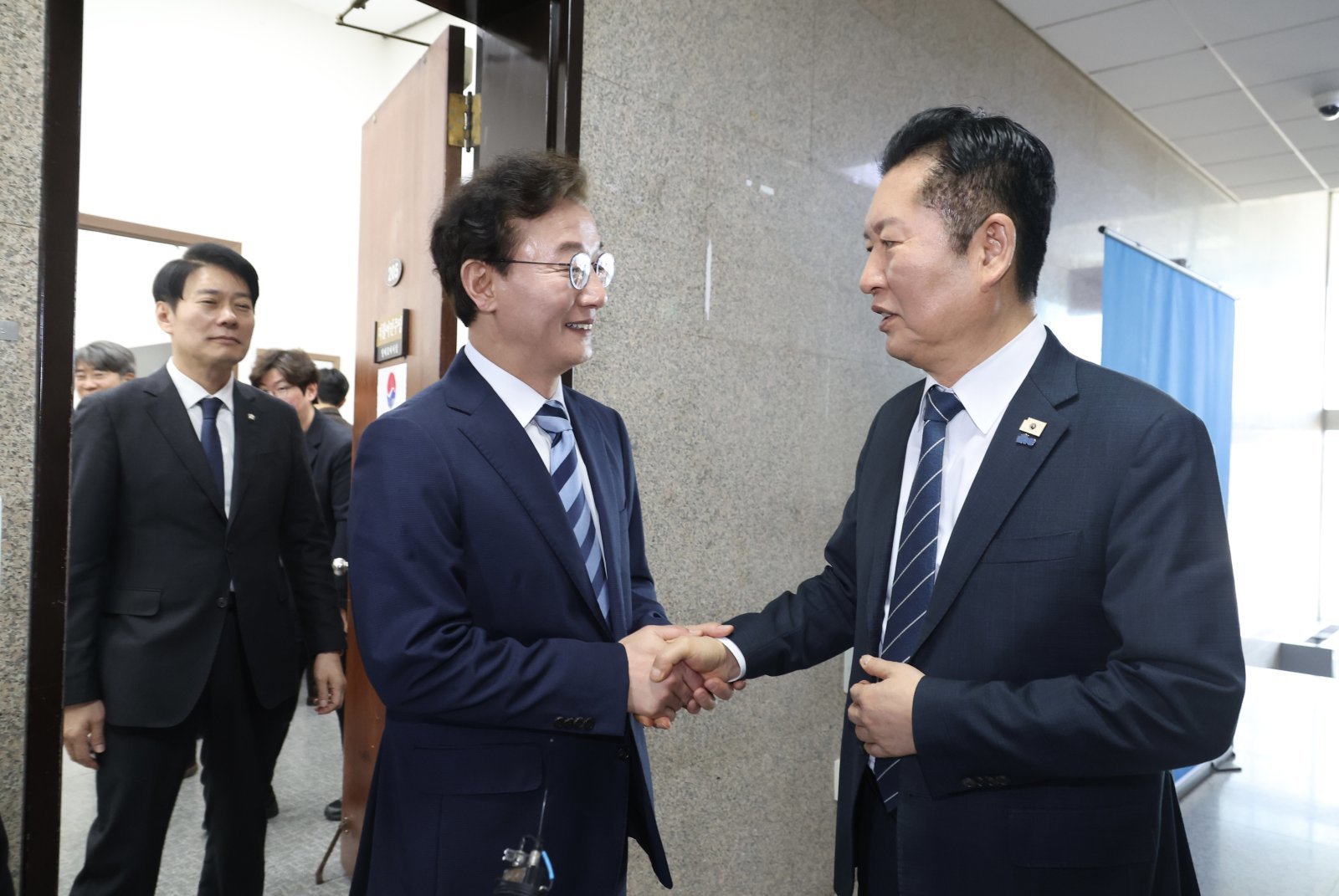 정청래 더불어민주당 대표가 12일 오전 서울 여의도 국회에서 전재수 의원과 면담을 마치고 악수를 하고 있다.2026.03.12. [서울=뉴시스]