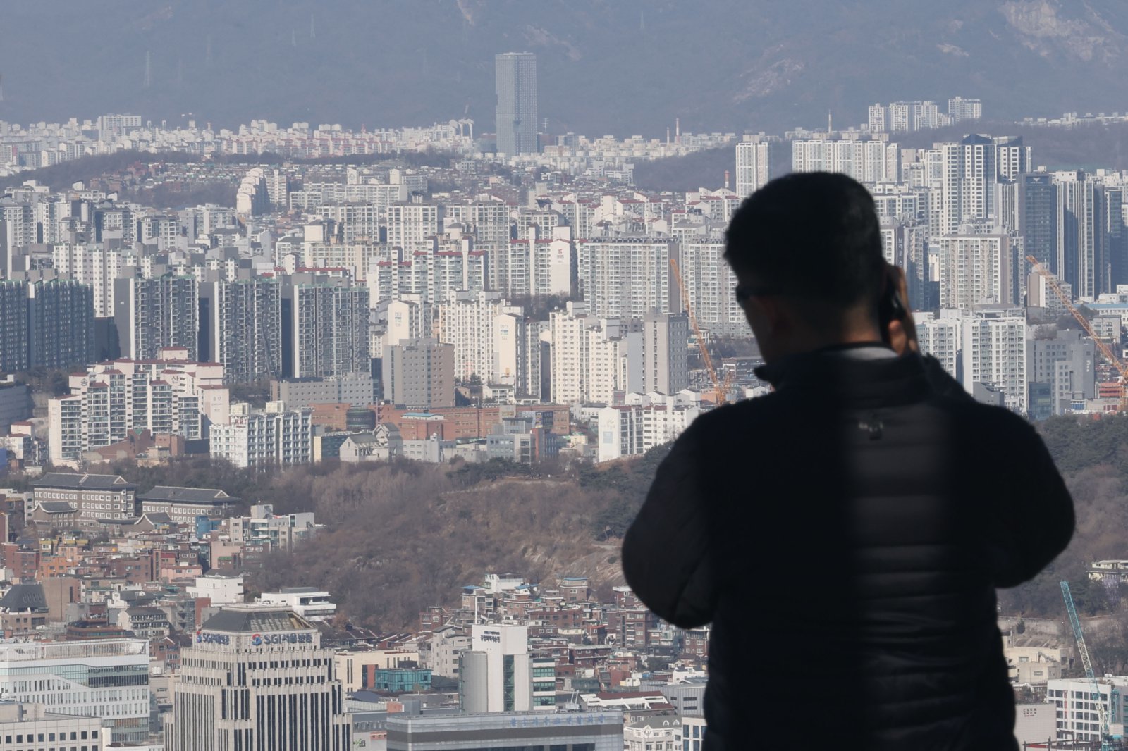 서울 중구 남산에서 아파트 단지가 보이고 있다. 뉴스1