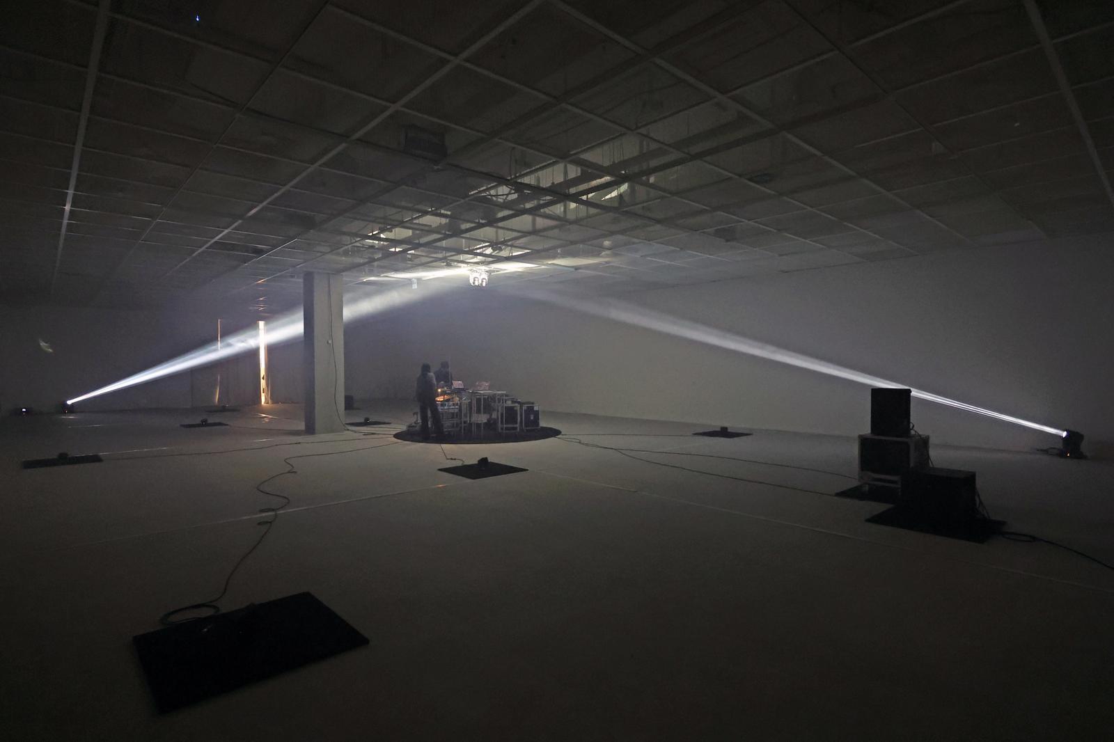 서울시립미술관은 8번째 신규 분관 서울시립 서서울미술관(Seo-Seoul Museum of Art)을 12일 개관했다. 사진은 그레이코드과 지인의 ‘공기에 관하여’. 공기에 관하여는 전자 음악을 연주하는 작품이다. 관객들은 공기의 진동을 매개로 소리의 파동이 펼쳐지는 낯선 풍경을 경험하며, 소리와 몸, 공간과 시간이 교차하는 순간을 마주한다. 2026.03.12 뉴시스