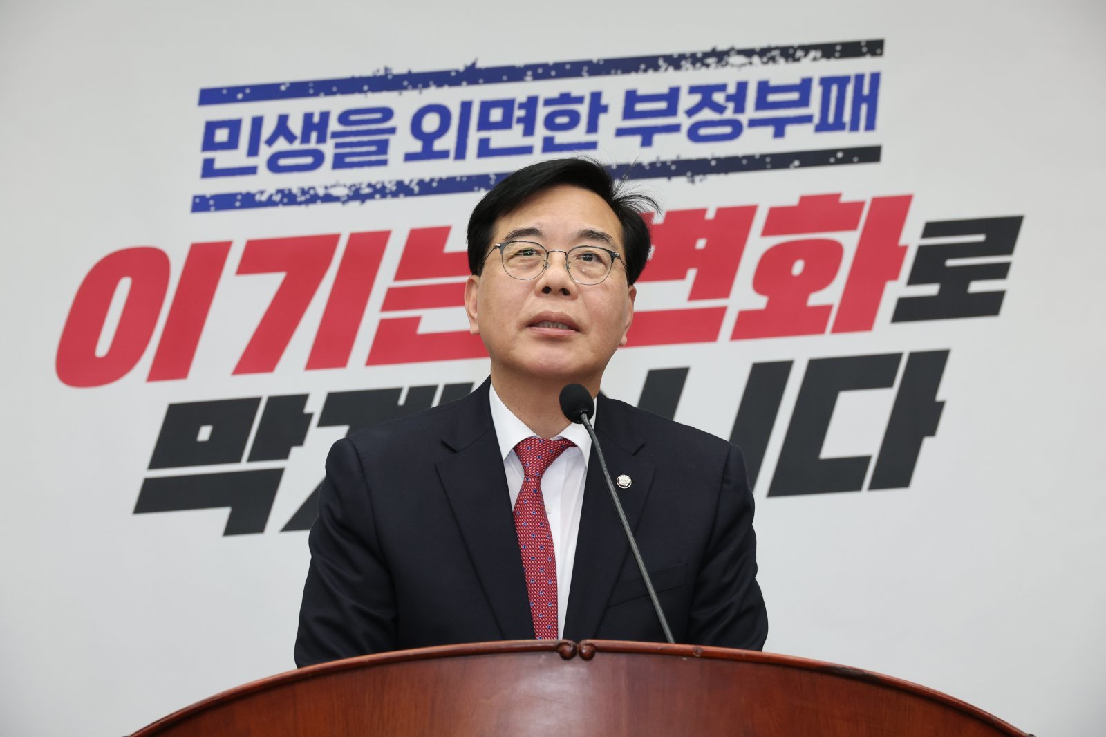 송언석 국민의힘 원내대표가 12일 오후 서울 여의도 국회에서 열린 의원총회에서 발언을 하고 있다. 2026.03.12 뉴시스