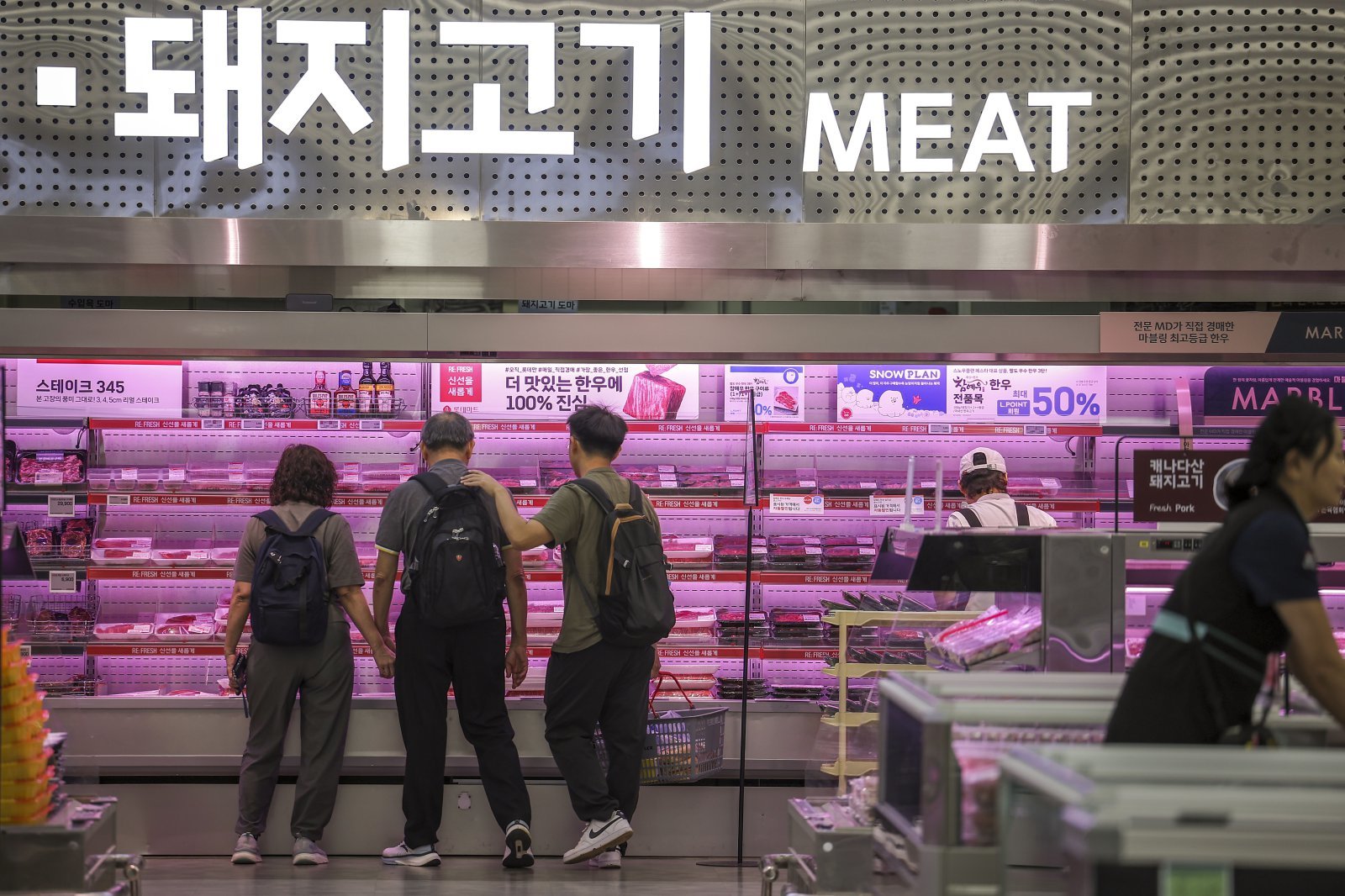 17일 서울의 한 대형마트를 찾은 시민들이 돼지고기를 살펴보고 있다. 삼겹살이 대형마트 돼지고기(돈육) 매출의 절반을 이끌고 있다. 이마트와 롯데마트에 따르면 삼겹살은 2021년부터 작년까지 최근 3년간 대형마트 돼지고기(돈육) 매출에서 45% 비중을 차지했다. 2024.06.17.[서울=뉴시스]