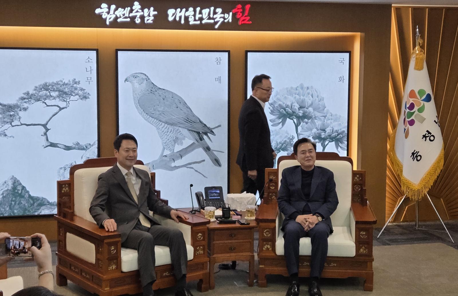 장동혁 대표와 김태흠 지사(오른쪽)가 10일 도청 외부접견실에서 긴급 회동에 나서고 있다. 뉴스1