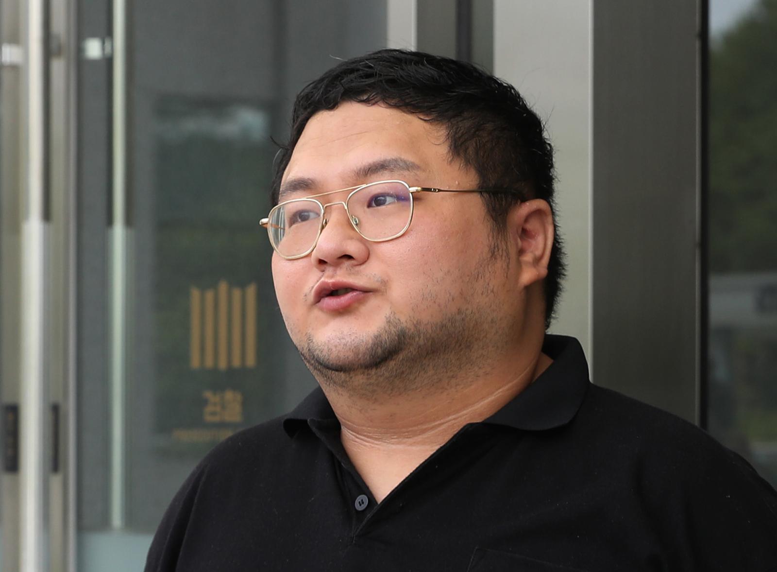인기 먹방 유튜버 쯔양을 협박해 돈을 갈취한 혐의를 받는 유튜버 구제역(이준희)이 구속 전 피의자 심문(영장실질심사)을 받기 위해 26일 경기도 수원시 영통구 수원지방검찰청에 출석하고 있다. (공동취재) 2024.07.26. [수원=뉴시스]