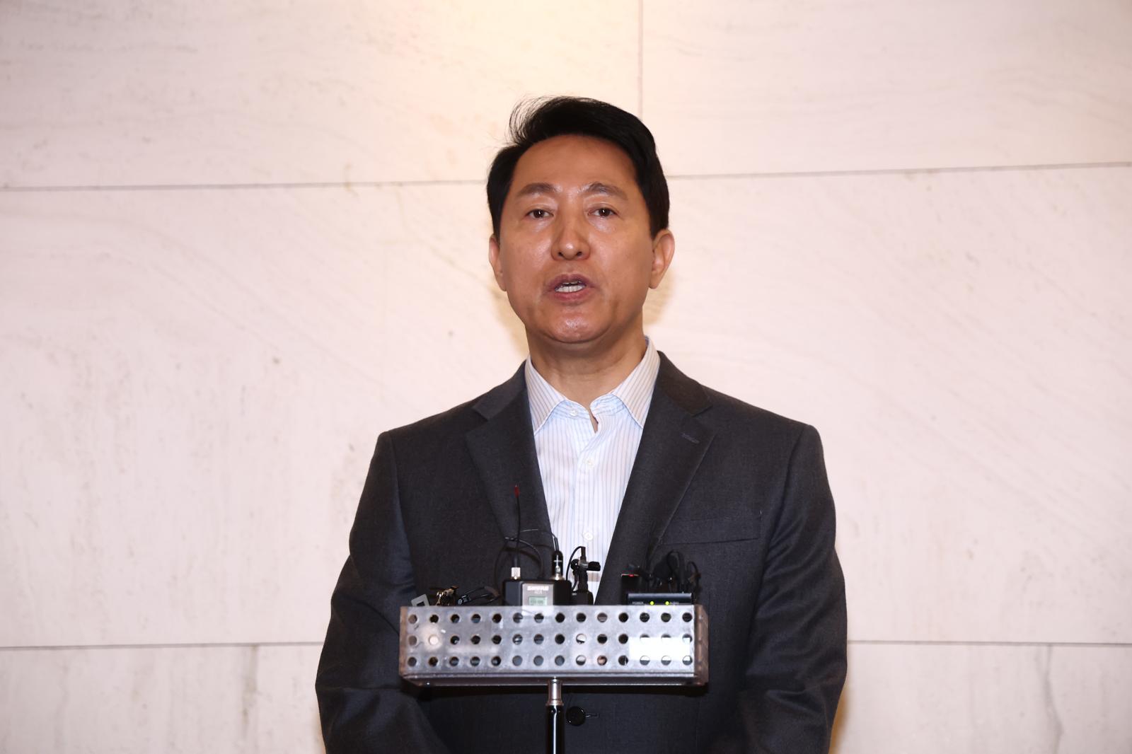 오세훈 서울시장이 12일 오후 서울 중구 더 플라자 호텔에서 열린 2026 하이서울기업지원 사업 관련 특별강의를 마친 뒤 가진 백브리핑에서 국민의힘 6·3 지방선거 후보 등록 관련 발언을 하고 있다. 2026.3.12/뉴스1