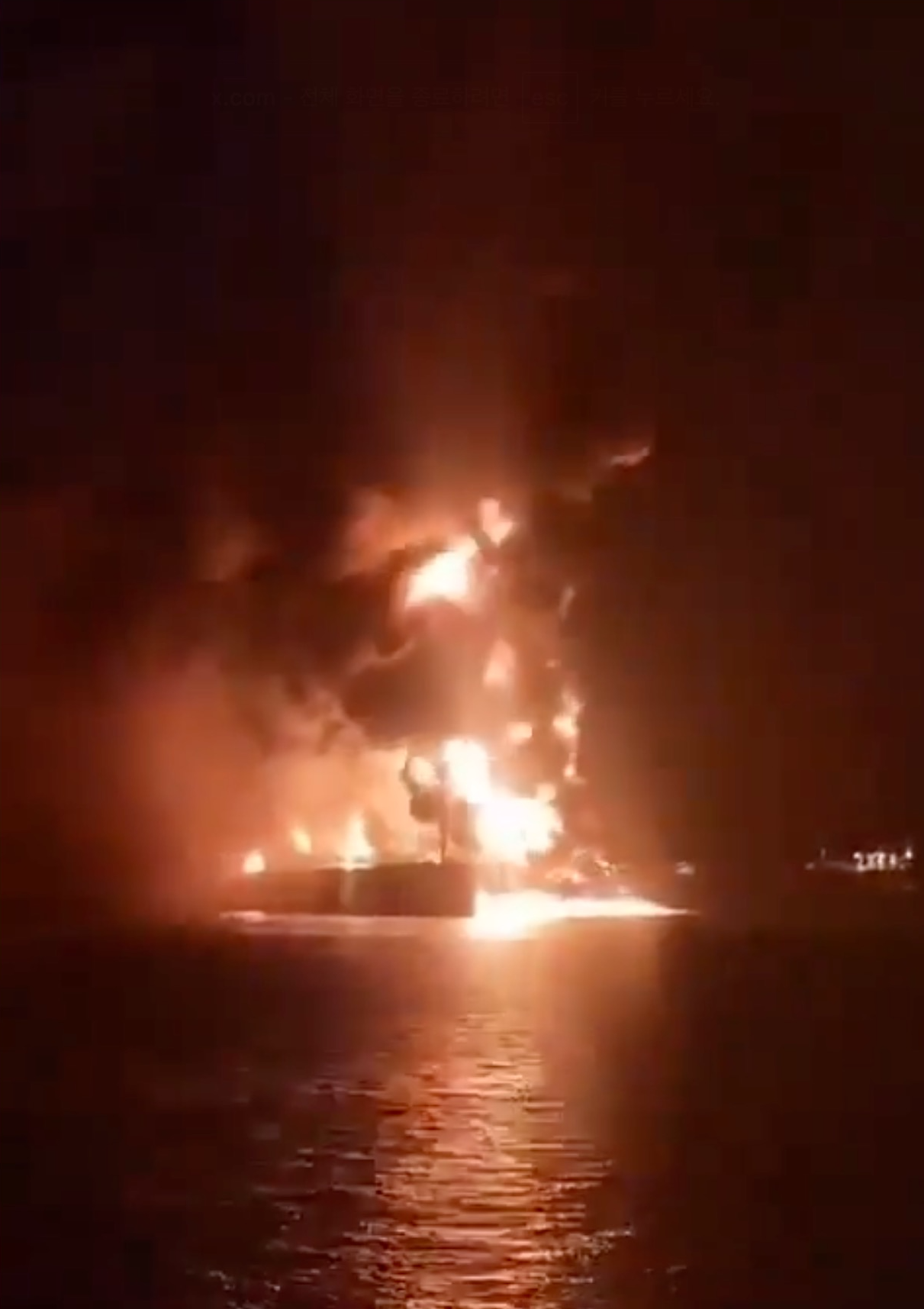 11일(현지 시간) 호르무즈 해협과 800㎞가량 떨어진 이라크 바스라항에 정박 중이던 유조선 두 척이 이란의 공격을 받아 불타고 있다. 이란의 공격이 페르시아만 전역으로 확산되고 있다. 사진 출처 X