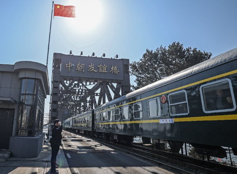 중국 랴오닝성 단둥에서 출발해 북한 평양으로 향하는 여객 열차가 12일 오후 양국 국경을 잇는 압록강 철교(중조우의교)를 통과하고 있다. 단둥=신화 뉴시스