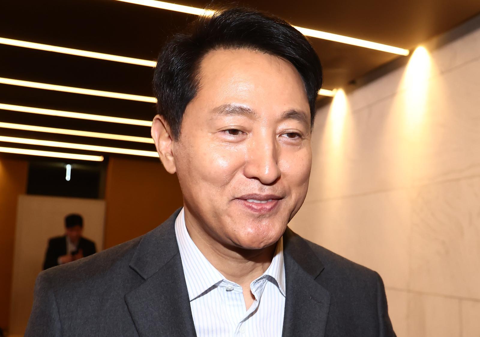 오세훈 서울시장이 12일 오후 서울 중구 더 플라자 호텔에서 열린 2026 하이서울기업지원 사업 관련 특별강의를 마치고 국민의힘 6·3 지방선거 서울시장 후보 등록 관련 백브리핑을 한 뒤 나서고 있다. 뉴스1