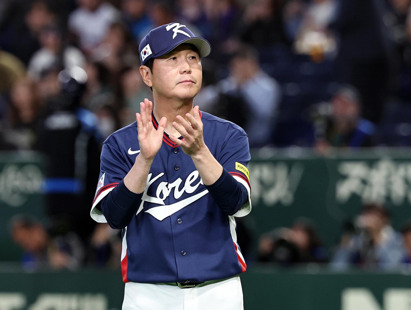 9일 일본 도쿄돔에서 열리는 2026 월드베이스볼클래식 조별리그 C조 대한민국과 호주의 경기에 앞서 류지현 감독이 그라운드에 나와 손뼉을 치고 있다. 2026.3.9 뉴스1