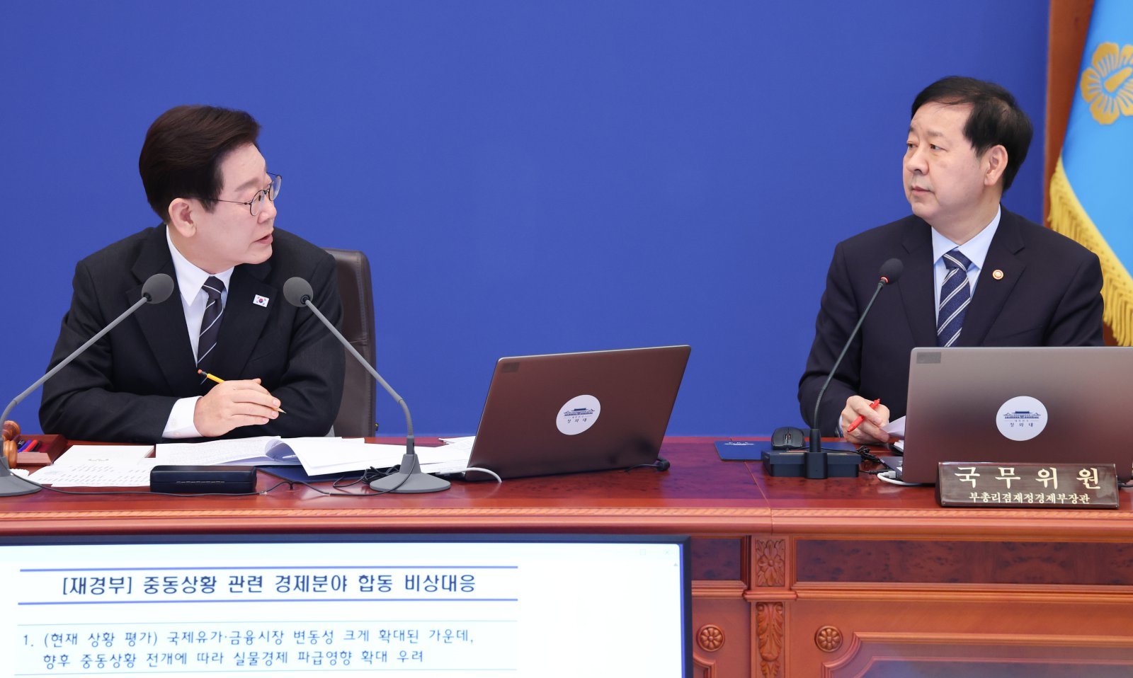 이재명 대통령이 10일 청와대에서 열린 국무회의에서 구윤철 부총리 겸 재정경제부 장관에게 질의하고 있다. 2026.3.10.뉴스1