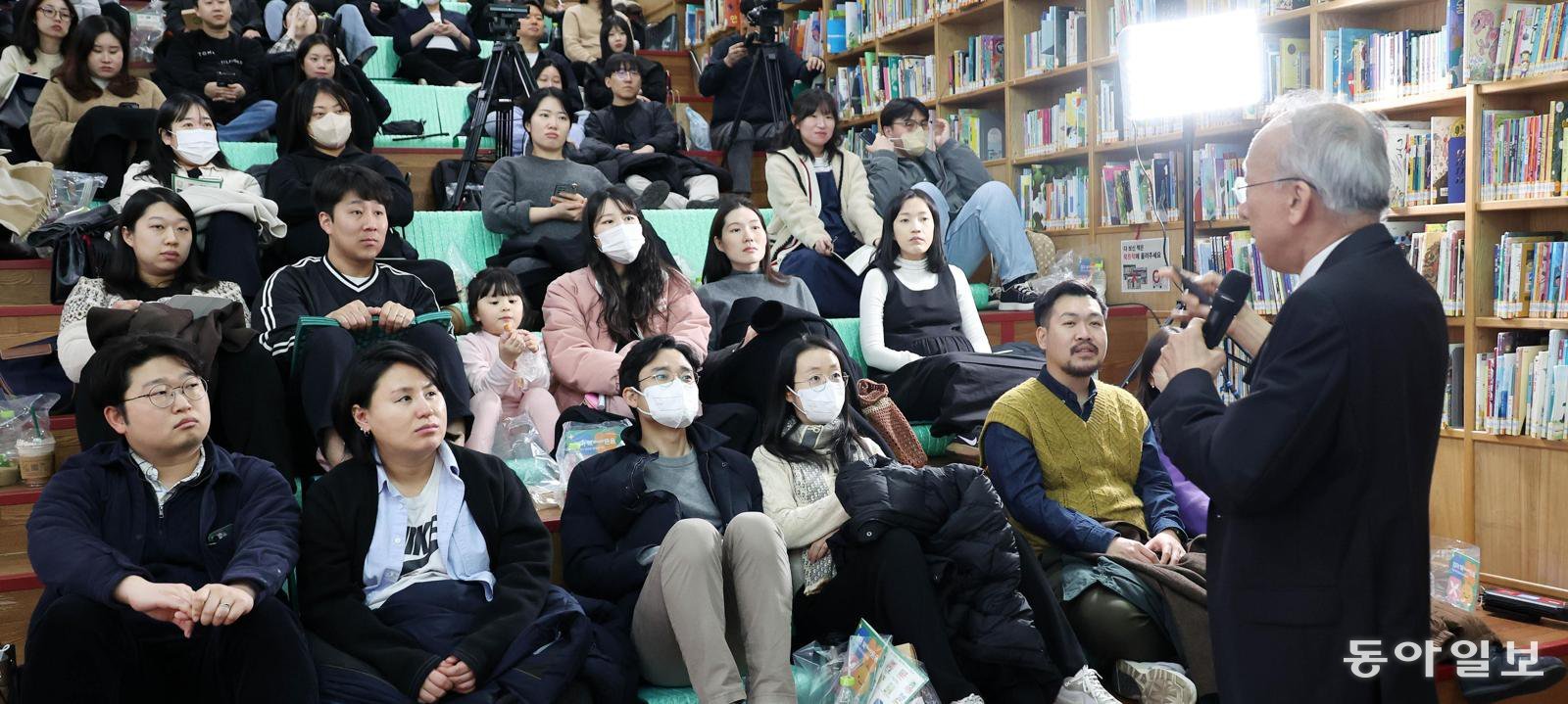 9일 오후 서울 중구 서울도서관 ‘생각마루’에서 ‘엄마 북(Book)돋움’ 사업의 연계 프로그램인 ‘월간 북돋움’ 강연이 진행되고 있다. 교육 전문가인 조벽 고려대 석좌교수(오른쪽)가 ‘인공지능(AI) 시대의 아이를 키우는 방법’을 주제로 이날 강연했다. 전영한 기자 scoopjyh@donga.com