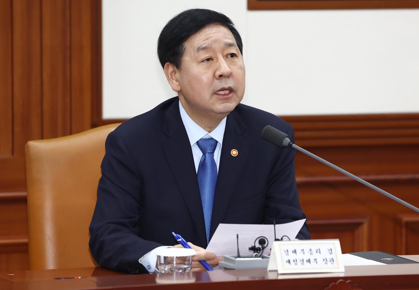 구윤철 경제부총리 겸 재정경제부 장관이 12일 오후 서울 종로구 정부서울청사 영상회의실에서 열린 ‘민생물가 특별관리 관계장관 TF 회의’에서 석유 최고가격제 시행 등을 발표하고 있다. 2026.3.12 서울=뉴스1