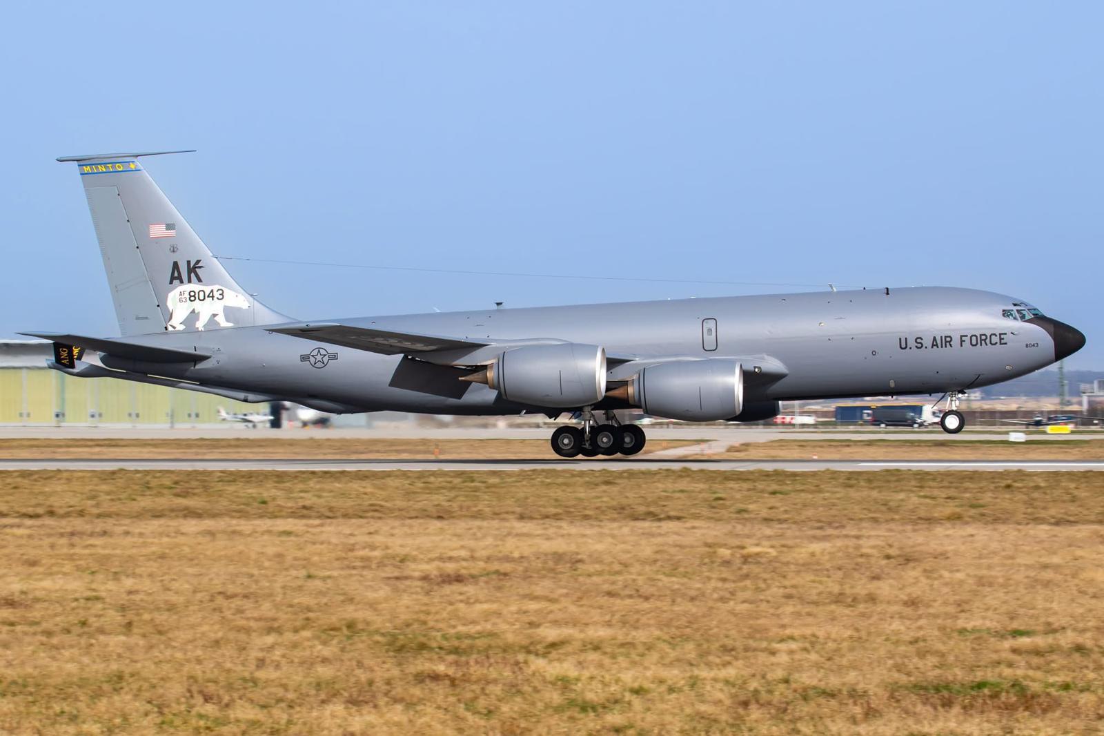 알래스카 미국 공군기지에서 운용하고 있는 KC-135. 미국 국방부(전쟁부) X 캡처