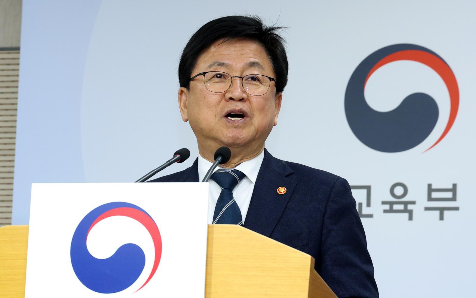 최교진 교육부 장관이 지난 2월26일 세종시 정부세종청사에서 햇빛 이음학교 사업 추진게획을 발표하고 있다. 교육부는 2030년까지 국공립 초·중등학교에 태양광 발전 설비를 단계적으로 확대 설치하여 학교 전기요금 부담 증가에 대응하는 한편, 태양광 설비를 수업·체험에 활용해 기후·생태전환교육을 강화 하겠다고 밝혔다. 2026.3.13 ⓒ 뉴스1