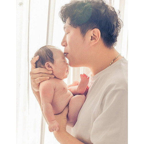 고 박성배 씨(41)가 생후 60일 된 딸을 안은 모습. 한국장기조직기증원 제공