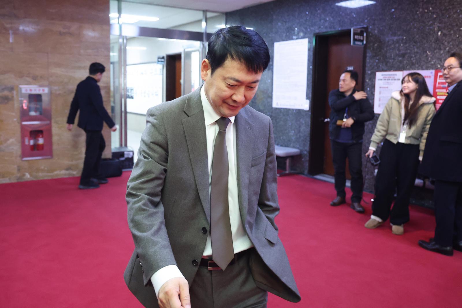 장동혁 국민의힘 대표가 13일 서울 여의도 국회에서 이동하고 있다. 뉴스1