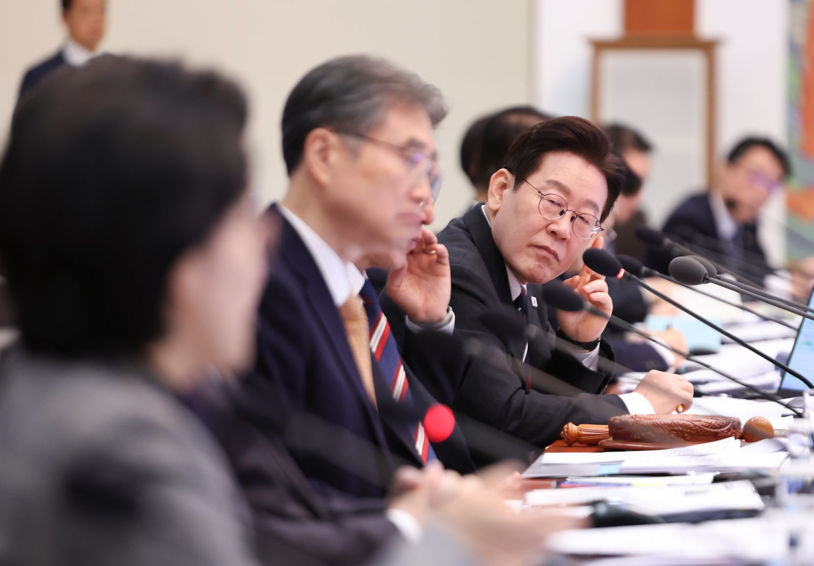 이재명 대통령이 24일 청와대에서 열린 국무회의에서 원민경 성평등가족부 장관의 발언을 듣고 있다. 2026.2.24 ⓒ 뉴스1