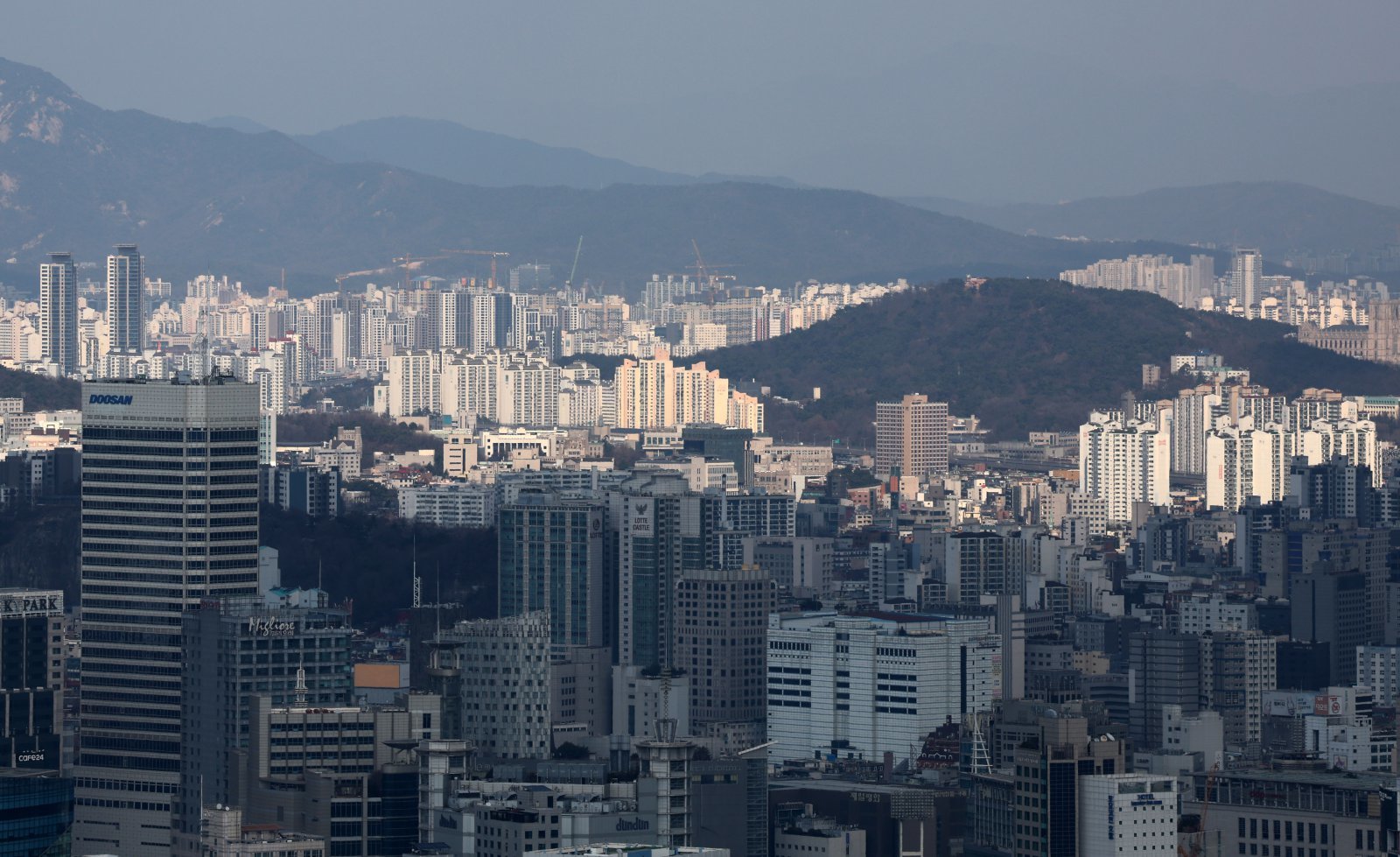 노원, 도봉, 강북 등 외곽 지역 아파트값 상승세가 이어진 12일 오후 서울 중구 남산에서 바라본 강북 지역 아파트 모습. 한국부동산원이 이날 발표한 3월 둘째주(9일 기준) 주간 아파트 가격 동향에 따르면 강남, 서초, 송파 등 서울 최상급지 아파트값은 하락 전환했지만 노원구(0.12%→0.14%), 도봉구(0.06%→0.07%), 강북구(0.04%→0.05%) 등 외곽 자치구 아파트값은 수요가 이동하는 풍선 효과로 상승세가 이어지고 있다. 2026.03.12. [서울=뉴시스]