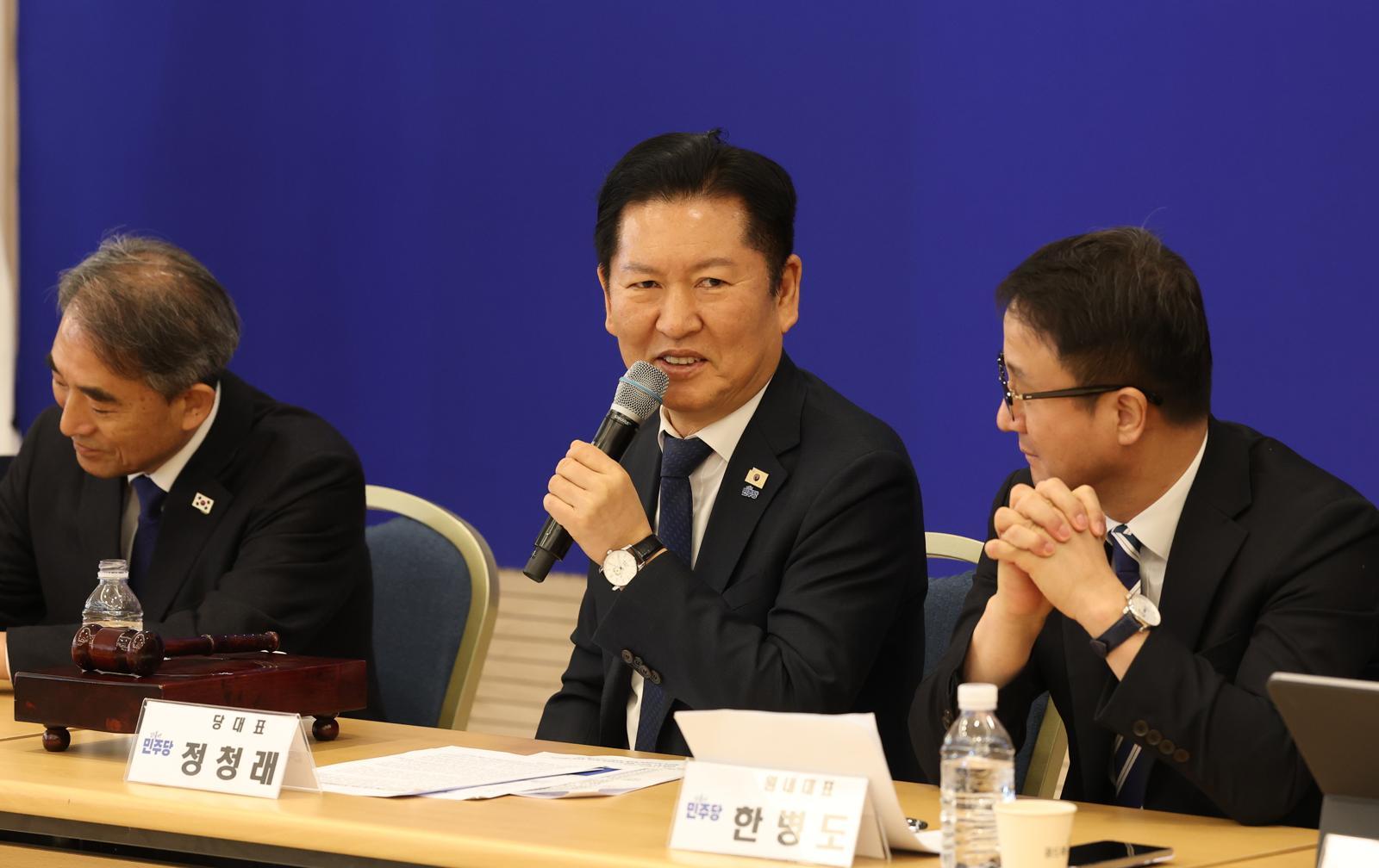 정청래(가운데) 더불어민주당 대표가 13일 전북 순창군 발효미생물산업진흥원에서 열린 ‘더불어민주당 전북 현장최고위원회’에 참석해 모두발언을 하고 있다. [순창=뉴시스]