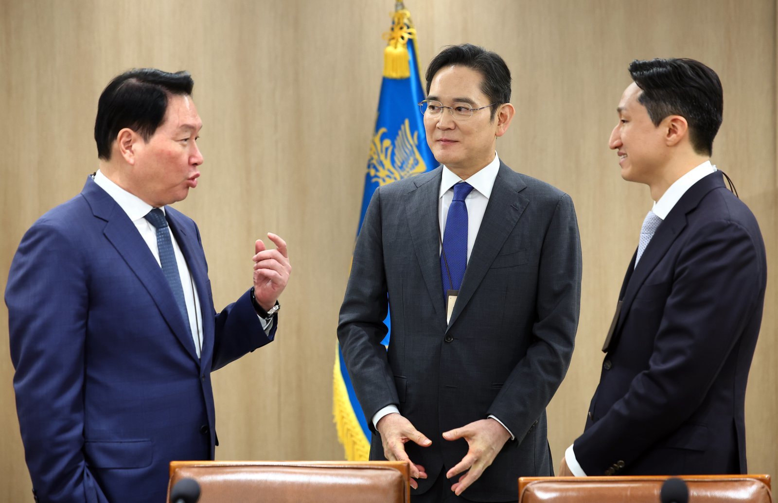 최태원(왼쪽부터) SK그룹 회장, 이재용 삼성전자 회장, 정기선 HD현대 회장이 16일 서울 용산 대통령실 청사에서 열린 한미 관세협상 후속 민관 합동회의에 앞서 대화를 나누고 있다. (대통령실통신사진기자단) 2025.11.16.