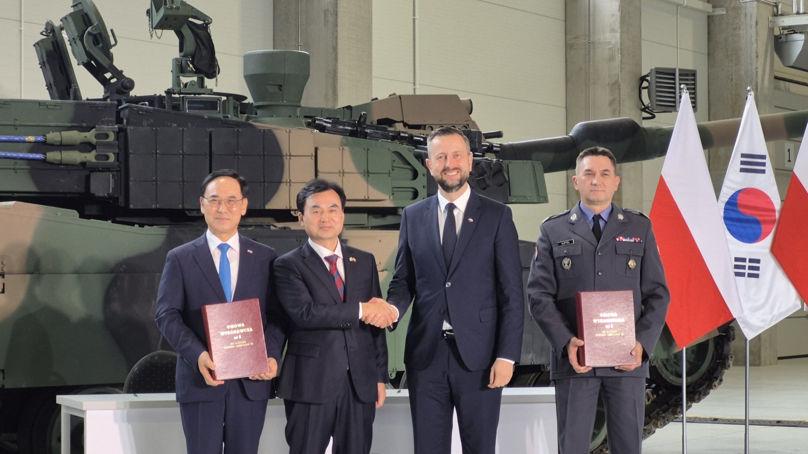 안규백 국방부장관이 1일 폴란드 글리비체에서 열린 K2 전차 2차 이행계약 서명식에서 브와디스와프코시니악-카미슈 폴란드 부총리 겸 국방장관과 기념촬영을 하고 있다. 왼쪽부터 현대로템 이용배 사장, 안규백 국방부장관, 폴란드 국방장관, 아르투르 쿱텔 폴란드 군비청장. (사진=국방부 제공) 2025.08.01. photo@newsis.com