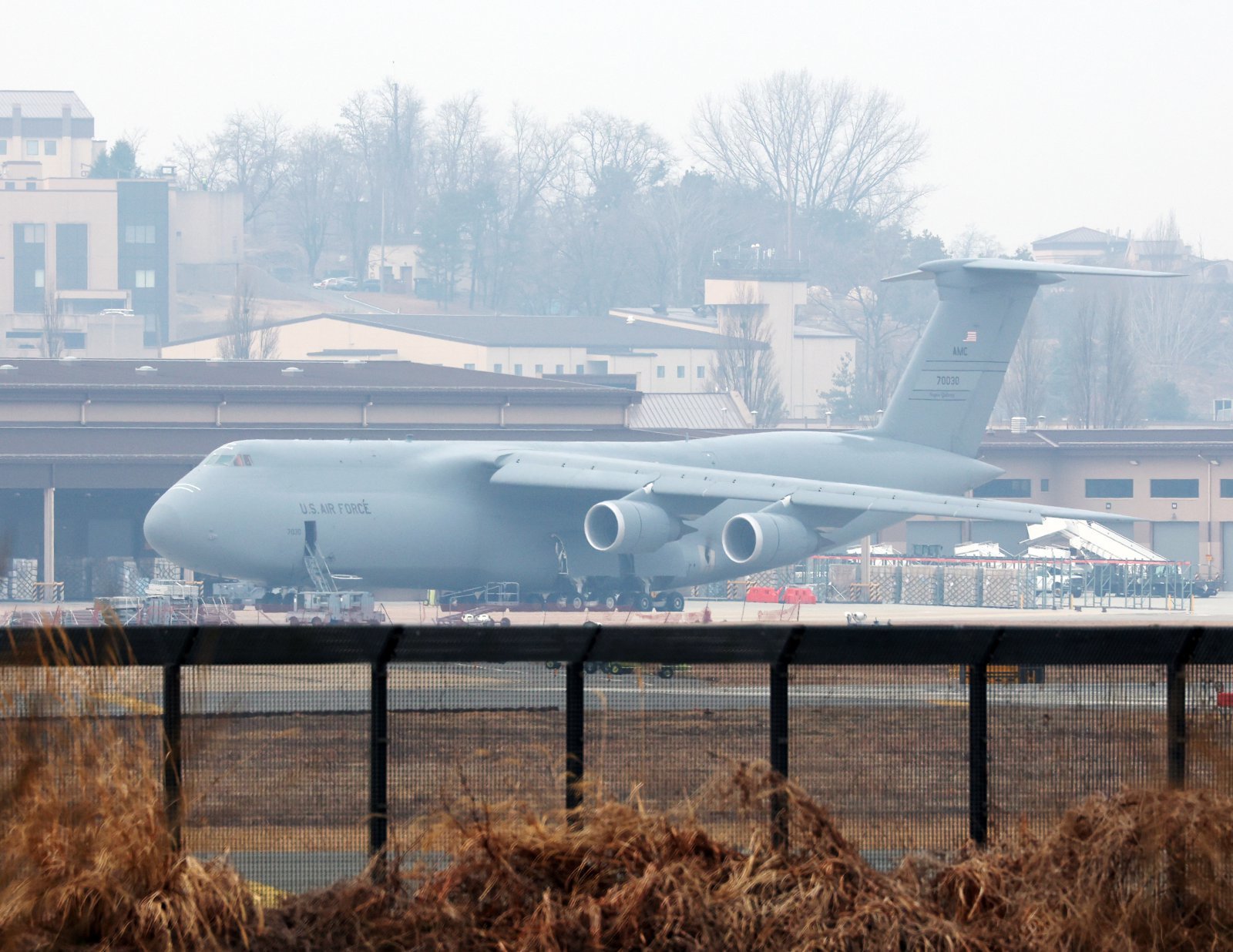 경북 성주에 있는 사드(THAAD·고고도미사일방어체계) 발사대가 반출된 것으로 알려진 가운데 지난 11일 경기 평택시 주한미군 오산공군기지에 C-5 수송기가 계류되어 있다.2026.3.11 뉴스1