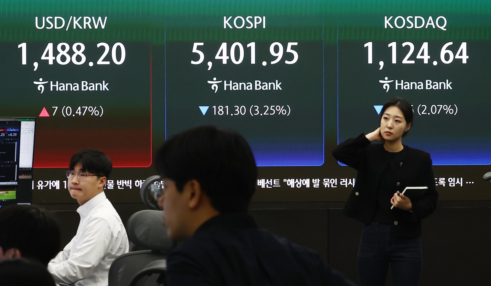 13일 오전 서울 중구 하나은행 본점 딜링룸에서 딜러들이 업무를 보고 있다. 2026.3.13. 뉴스1