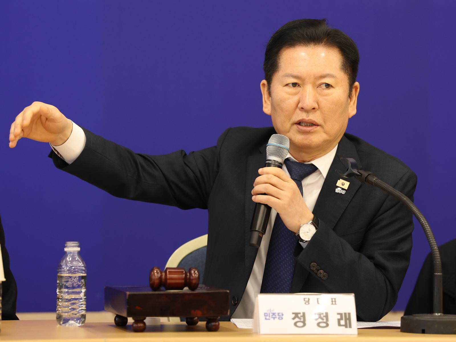 정청래 더불어민주당 대표가 13일 전북 순창군 발효미생물산업진흥원에서 열린 현장 최고위원회에서 발언을 하고 있다. 뉴스1